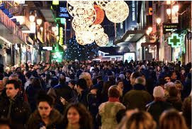 Holiday shopping crowd in Puerta del Sol, a public square in Madrid, Spain. Such consumerism has a direct impact on the environment.
Photo: Flickr
 