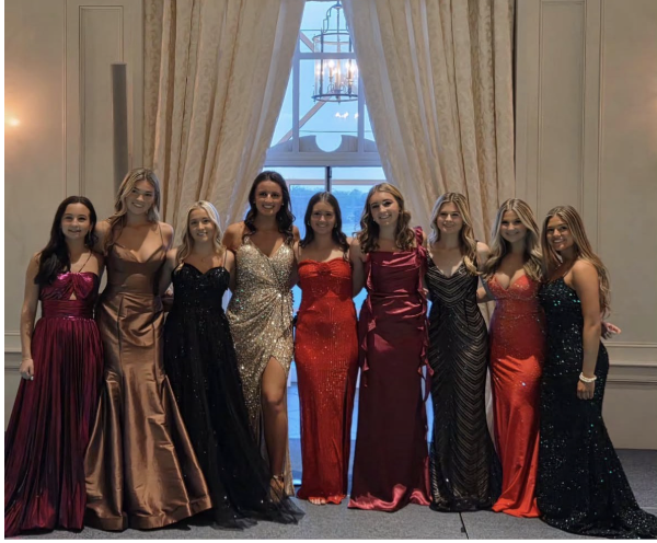 A group of senior girls celebrate the annual senior tradition! 
(P'26)